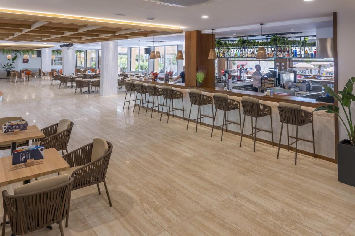 Un restaurante o sitio para comer en GHT Oasis Tossa & Spa