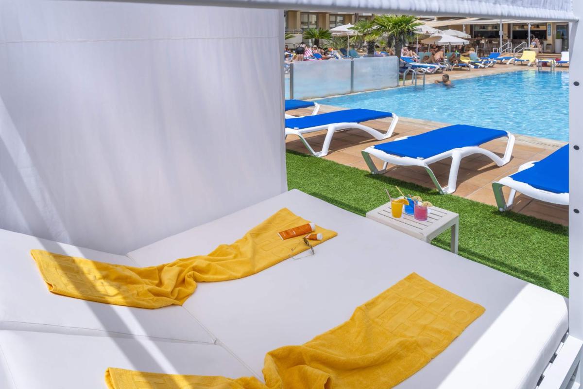 Piscina en o cerca de GHT Oasis Tossa & Spa