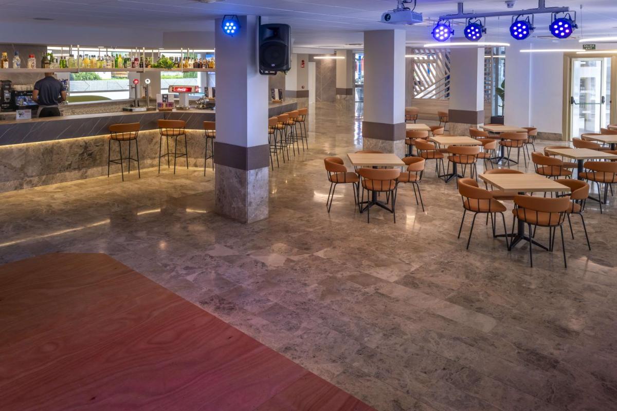 Un restaurante o sitio para comer en GHT Costa Brava & Spa