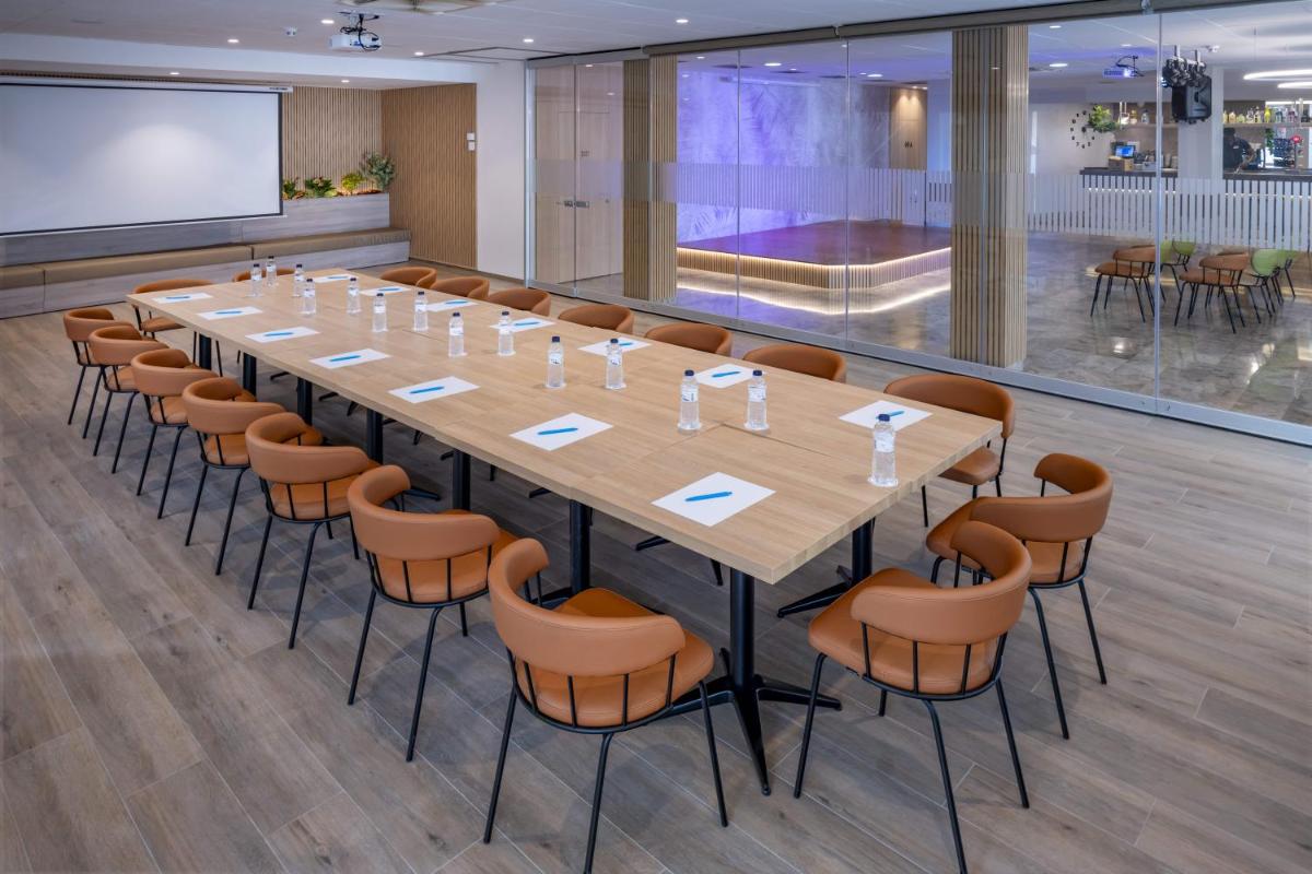 Una gran sala de conferencias con una mesa larga y sillas. en GHT Costa Brava & Spa, en Tossa de Mar 81 fotos más