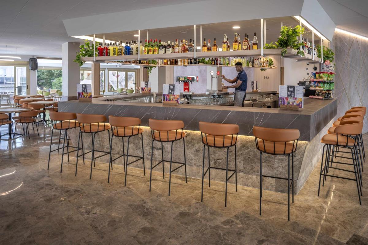 El salón o zona de bar de GHT Costa Brava & Spa