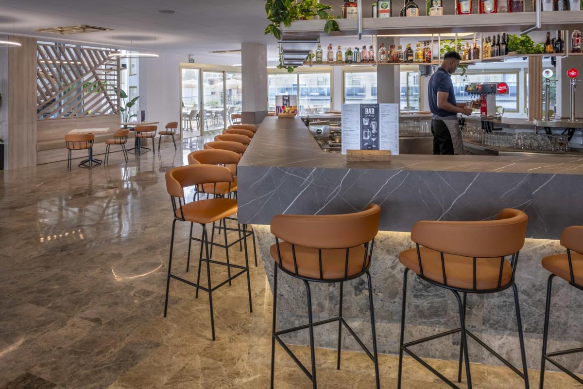 Un restaurante o sitio para comer en GHT Costa Brava & Spa