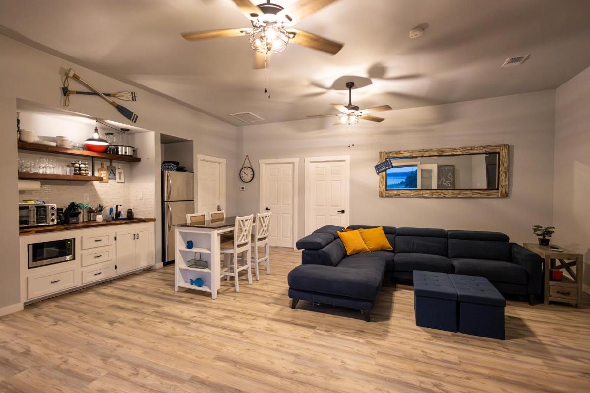 Lake Travis Lakefront Retreat - Hot tub - Boat Ramp - Lakeside Parks - Housity