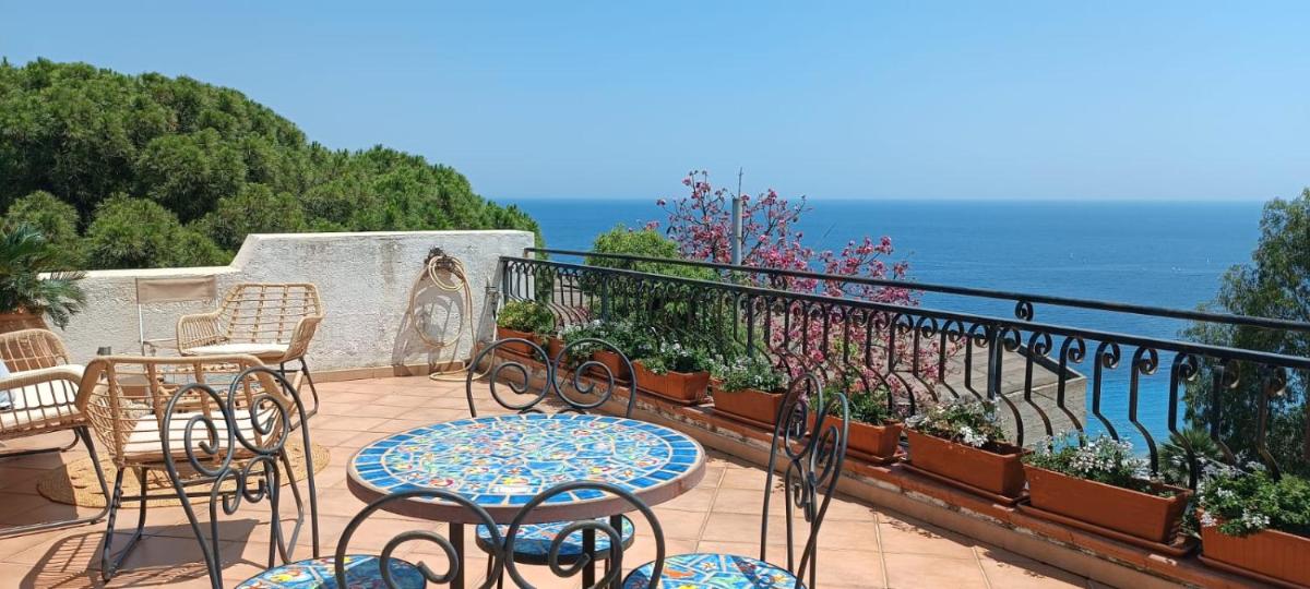 VelaLatina Residence B&B Soverato - Camera Maestrale & Camera Tramontana - Housity