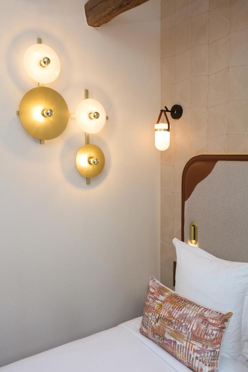 Un ou plusieurs lits dans un hébergement de l'établissement Hôtel Hiro Paris