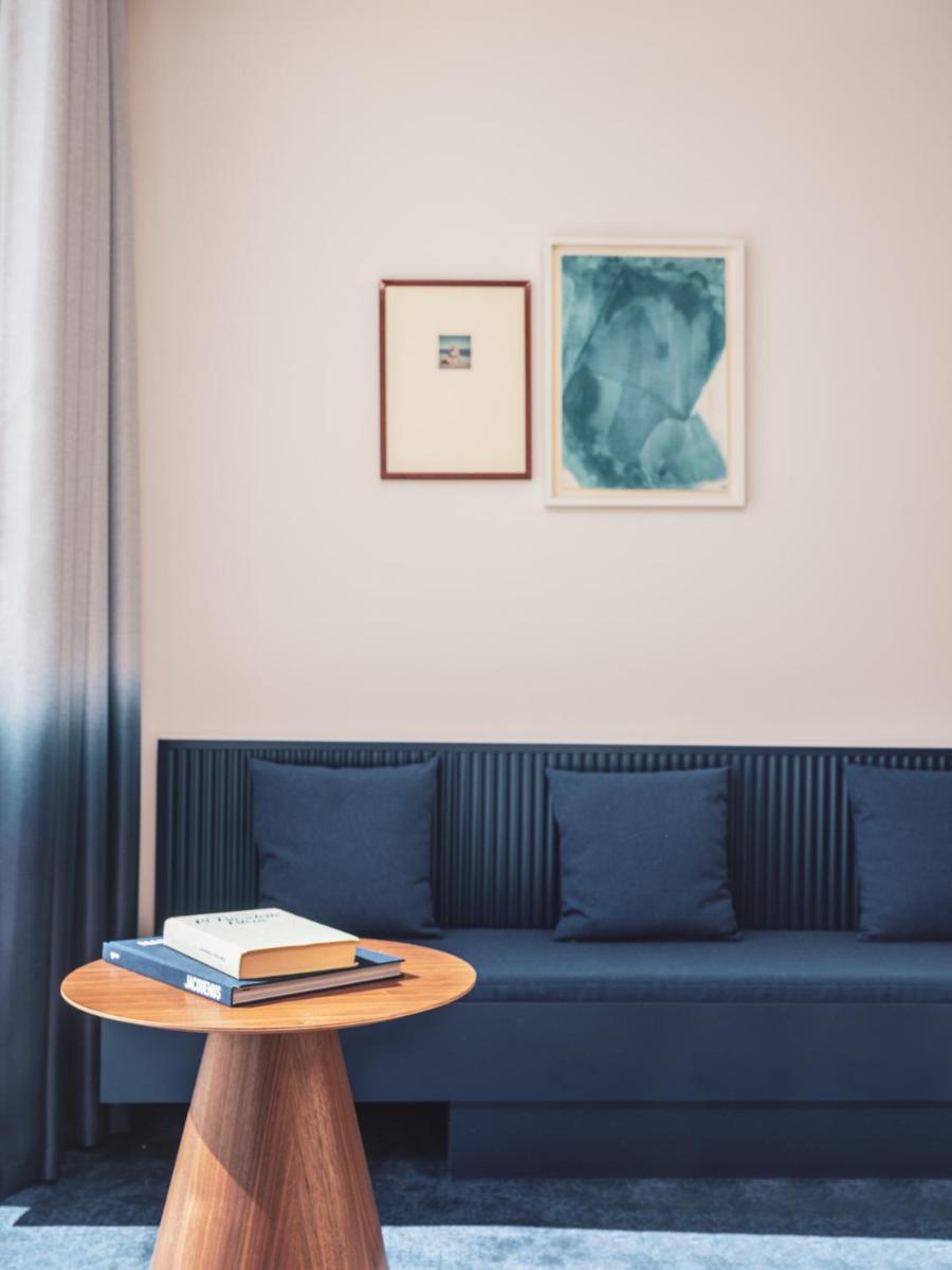 Coin salon dans l'établissement Bleu Hôtel & Spa