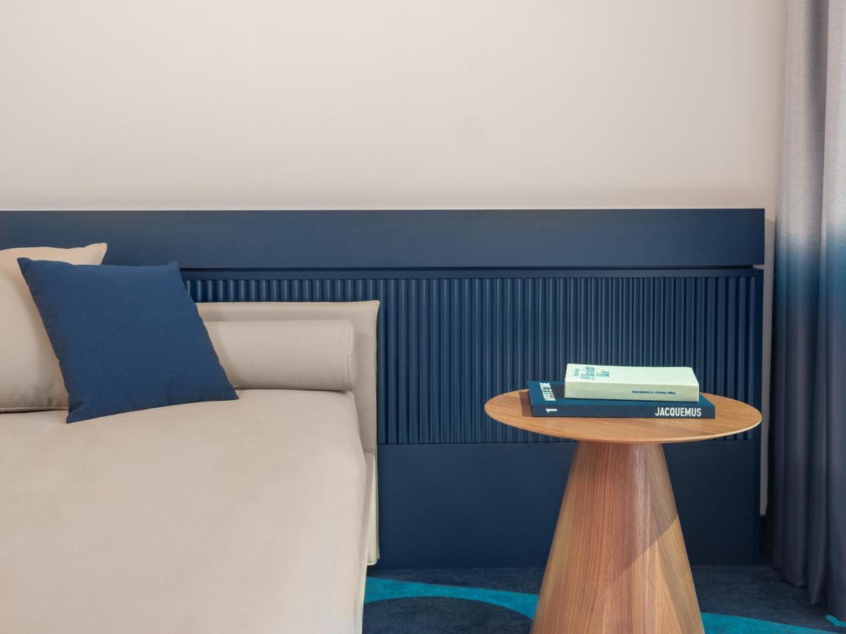 Coin salon dans l'établissement Bleu Hôtel & Spa