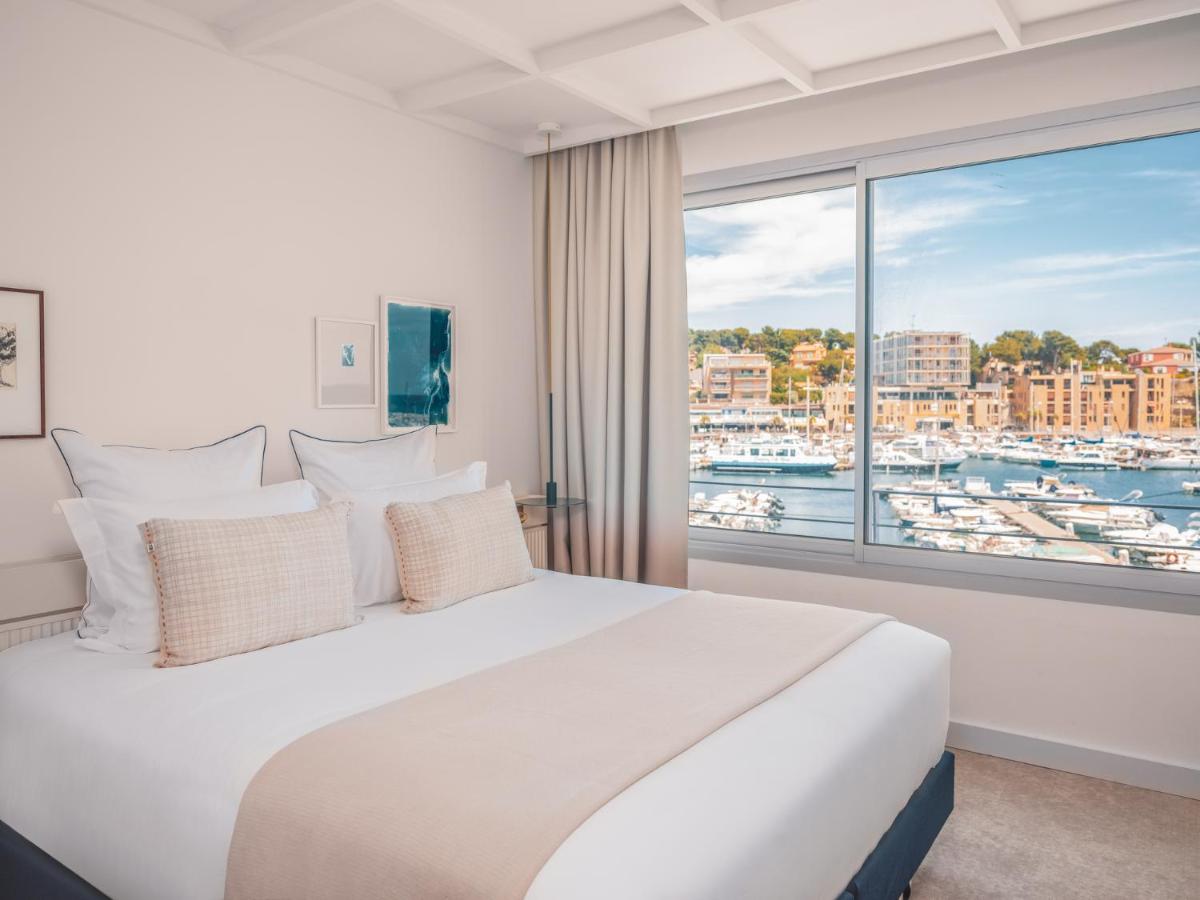 Un ou plusieurs lits dans un hébergement de l'établissement Bleu Hôtel & Spa