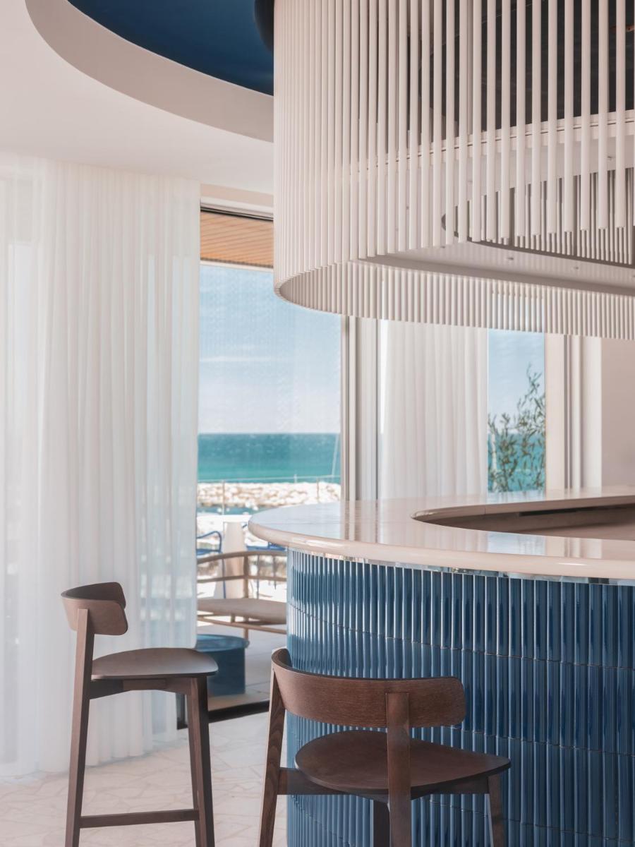 Coin salon dans l'établissement Bleu Hôtel & Spa