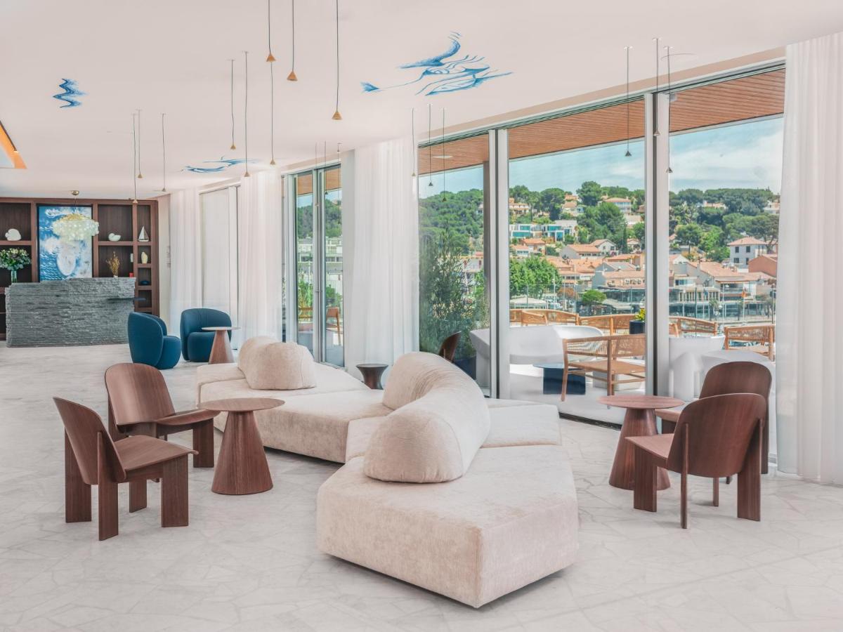 Coin salon dans l'établissement Bleu Hôtel & Spa