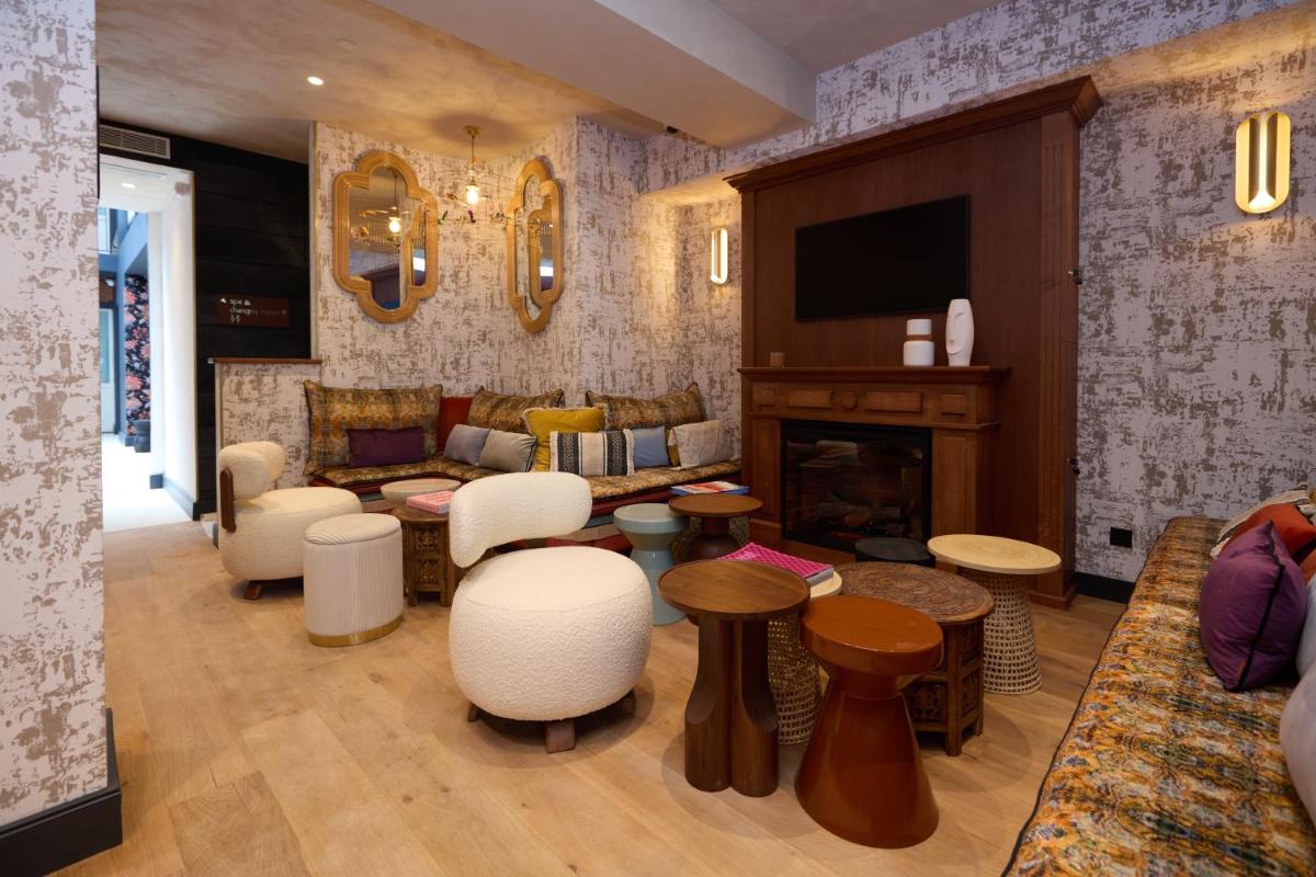 Coin salon dans l'établissement Hôtel Hiro Paris