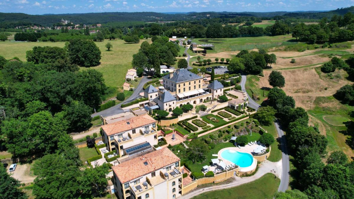 vue aérienne d'un grand domaine avec un manoir dans l'établissement Domaine de Rochebois & Spa Nuxe, à Sarlat-la-Canéda