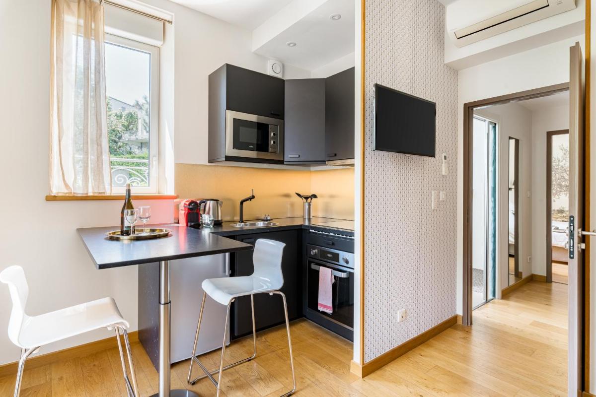 Cuisine ou kitchenette dans l'établissement Villa Elisa M