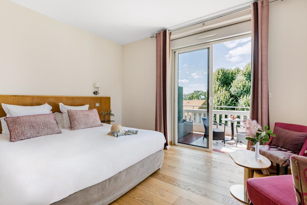 une chambre avec un grand lit et un balcon dans l'établissement Villa Elisa M, à Aubenas 77 autres photos