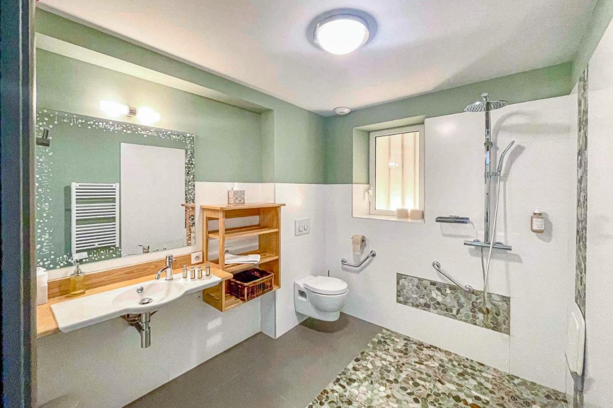 Salle de bains dans l'établissement Villa Elisa M