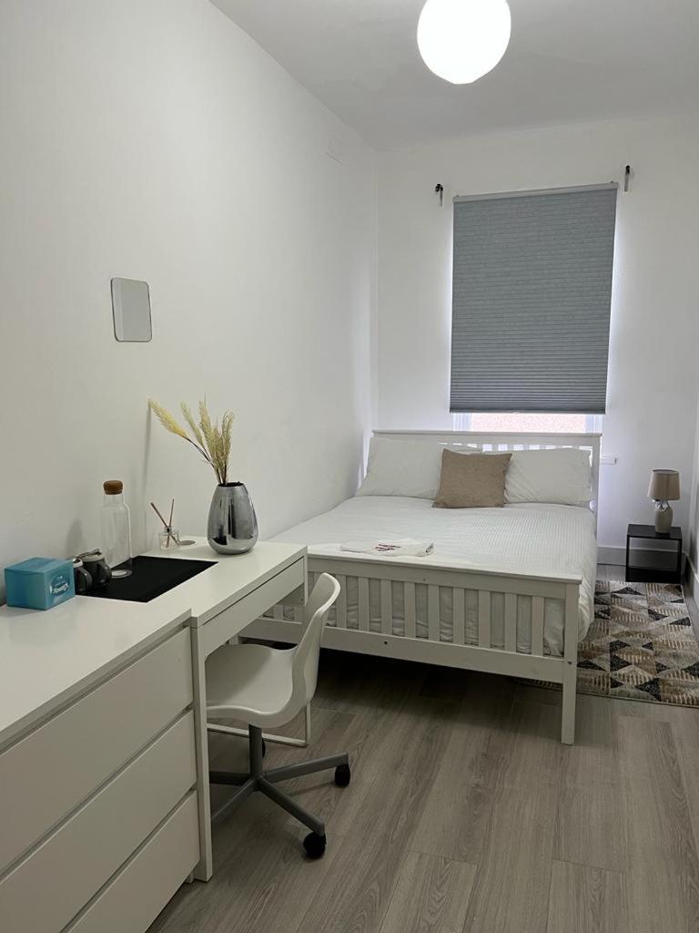 Comfortable Double Bed Located near City Centre, suitable for Contractors Health Care Professionals or long business stays in Coventry or delightful holidays in Coventry or within the West Midlands area Free Wifi Tea and Coffee Provided - Housity