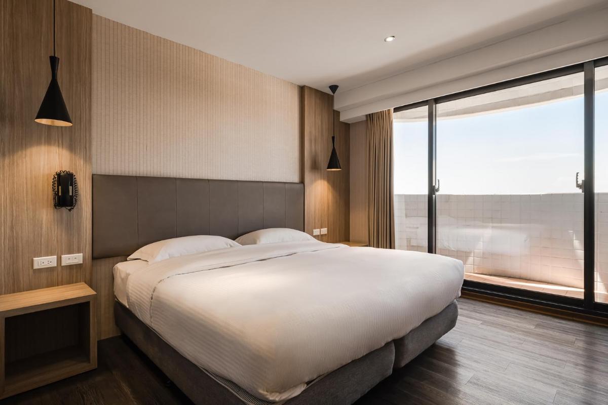 The Riverside Hotel International - Housity