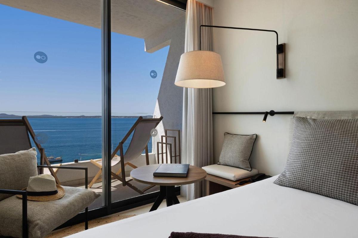 Un dormitorio con una cama y vista al mar. en Inmood Aucanada 4 Sup, en Puerto de Alcudia