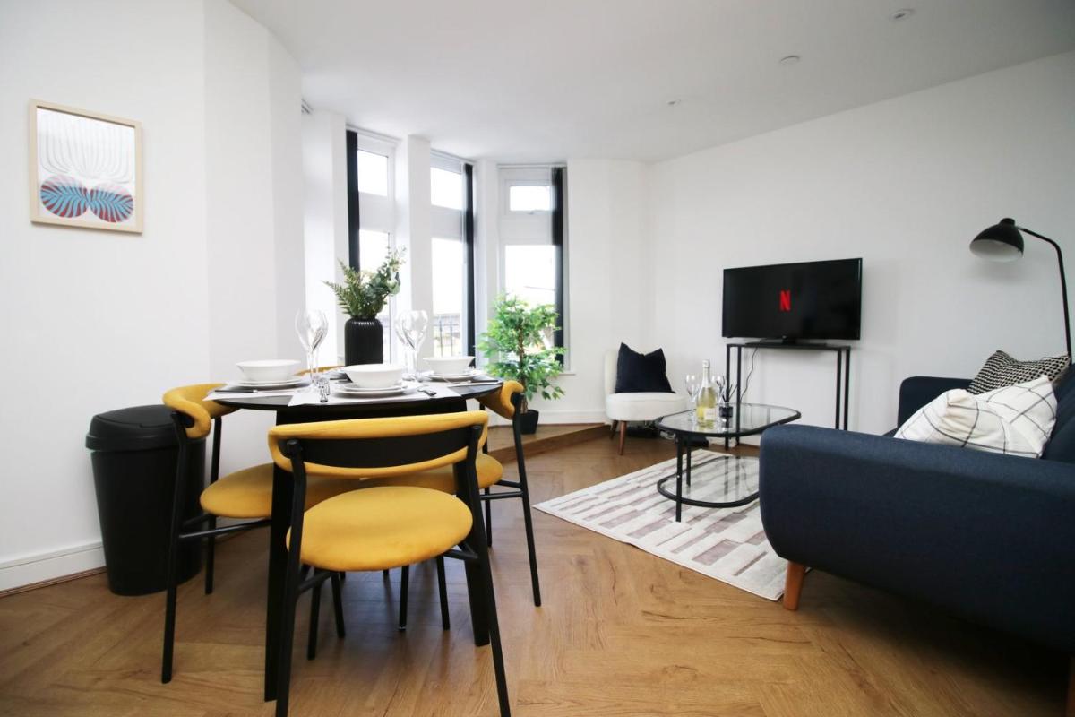 Bright 2BR Flat, Prime Location | WiFi - Housity