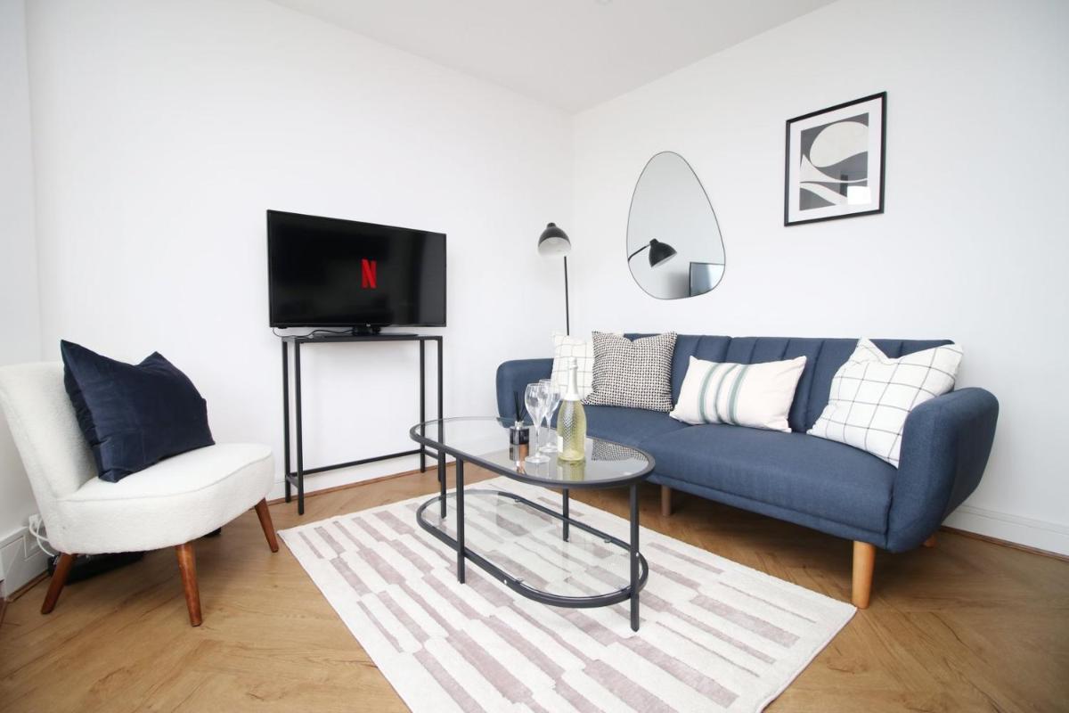 Bright 2BR Flat, Prime Location | WiFi - Housity
