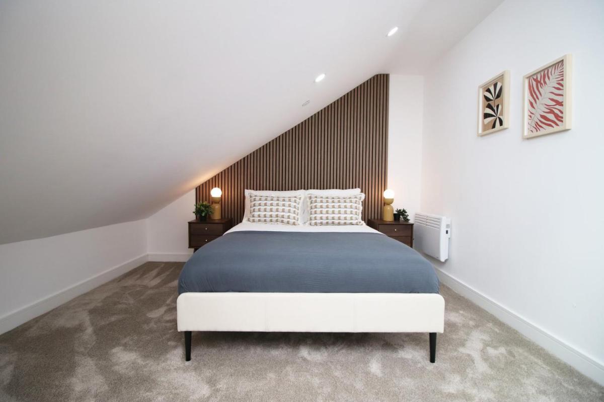 Bright 2BR Flat, Prime Location | WiFi - Housity