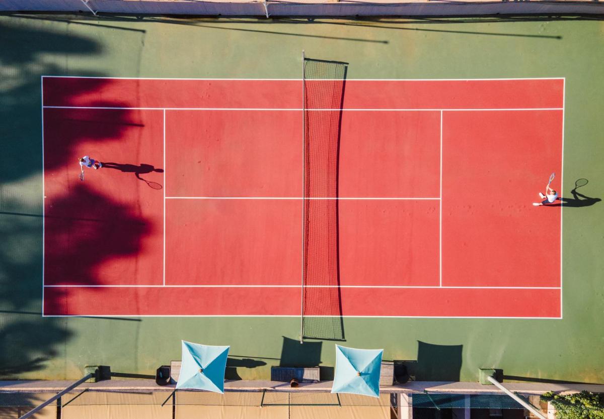Tennis ou squash au sein de le complexe hôtelier ou à proximité
