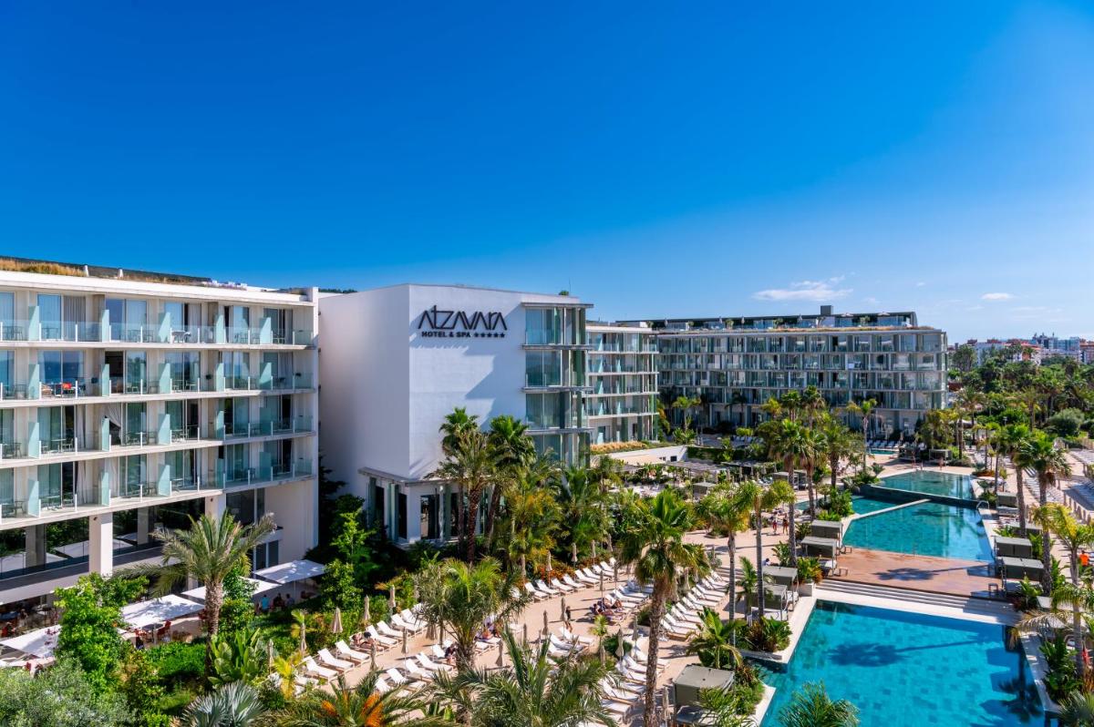 Una vista aérea de un resort con piscina y palmeras. en Atzavara Hotel & Spa, en Santa Susanna Una vista aérea de un resort con piscina y palmeras. en Atzavara Hotel & Spa, en Santa Susanna