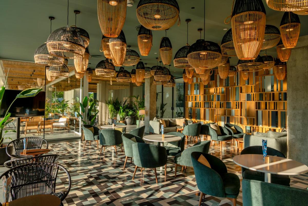 Un restaurante o sitio para comer en Atzavara Hotel & Spa
