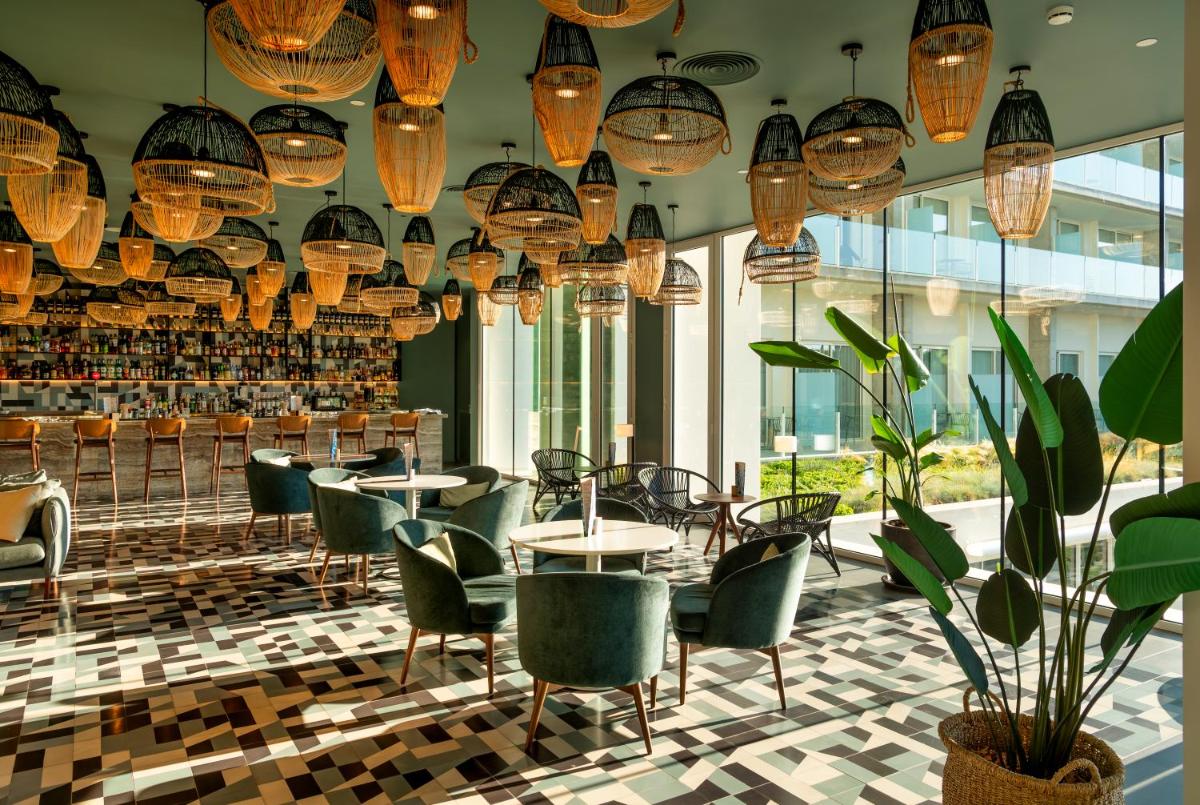 Un restaurante o sitio para comer en Atzavara Hotel & Spa