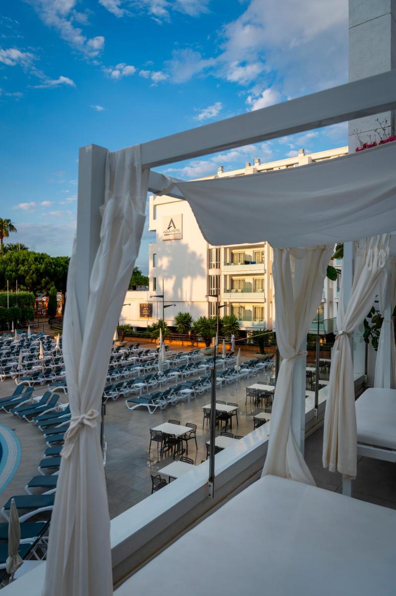 Un balcón o terraza de AQUA Hotel Aquamarina & Spa