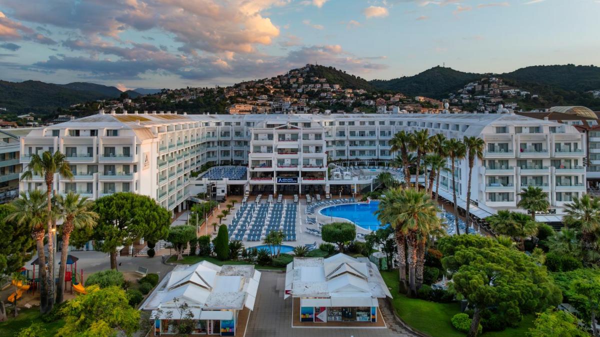 Una vista aérea de un hotel con piscina y un resort. en AQUA Hotel Aquamarina & Spa, en Santa Susanna