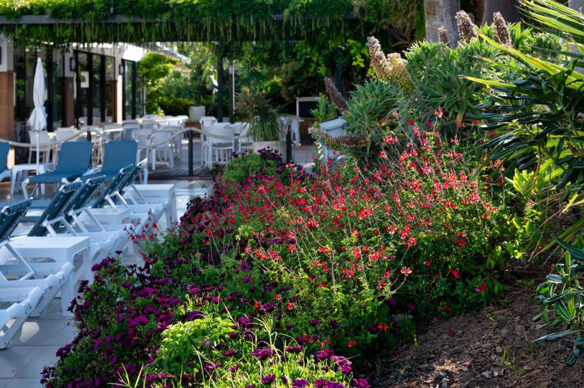 Jardín al aire libre en AQUA Hotel Aquamarina & Spa