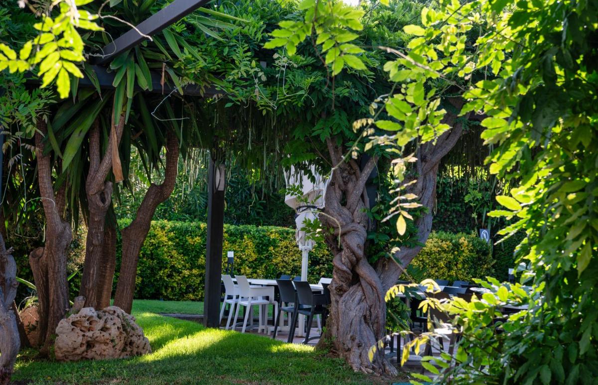 Jardín al aire libre en AQUA Hotel Aquamarina & Spa
