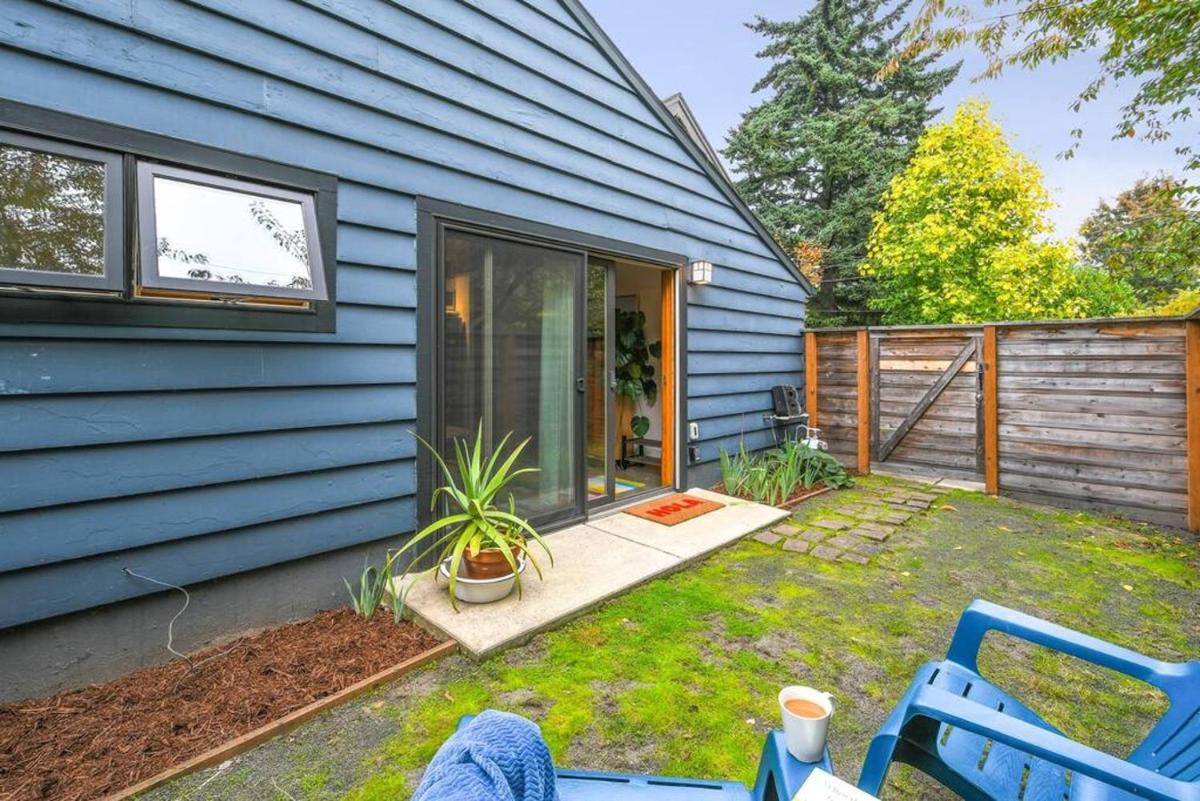 Private Studio, Lofted Bed, Soaking Tub & Patio - Housity