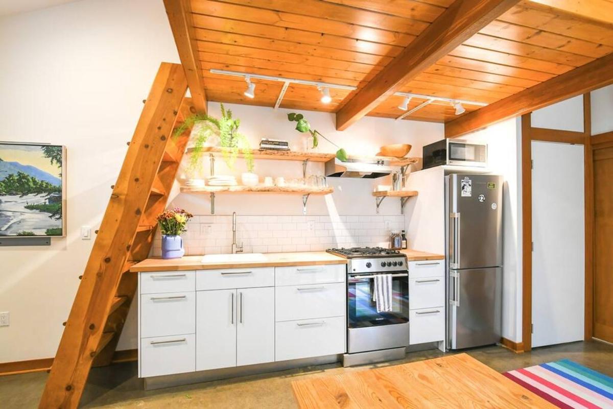 Private Studio, Lofted Bed, Soaking Tub & Patio - Housity