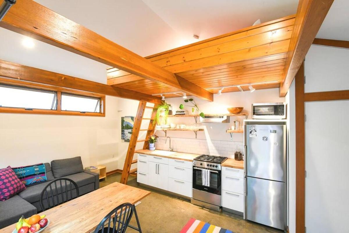 Private Studio, Lofted Bed, Soaking Tub & Patio - Housity