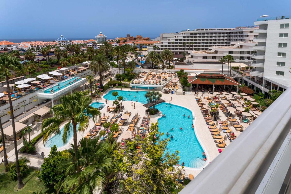 una vista aérea de la piscina del resort en Spring Hotel Vulcano, en Playa de las Américas