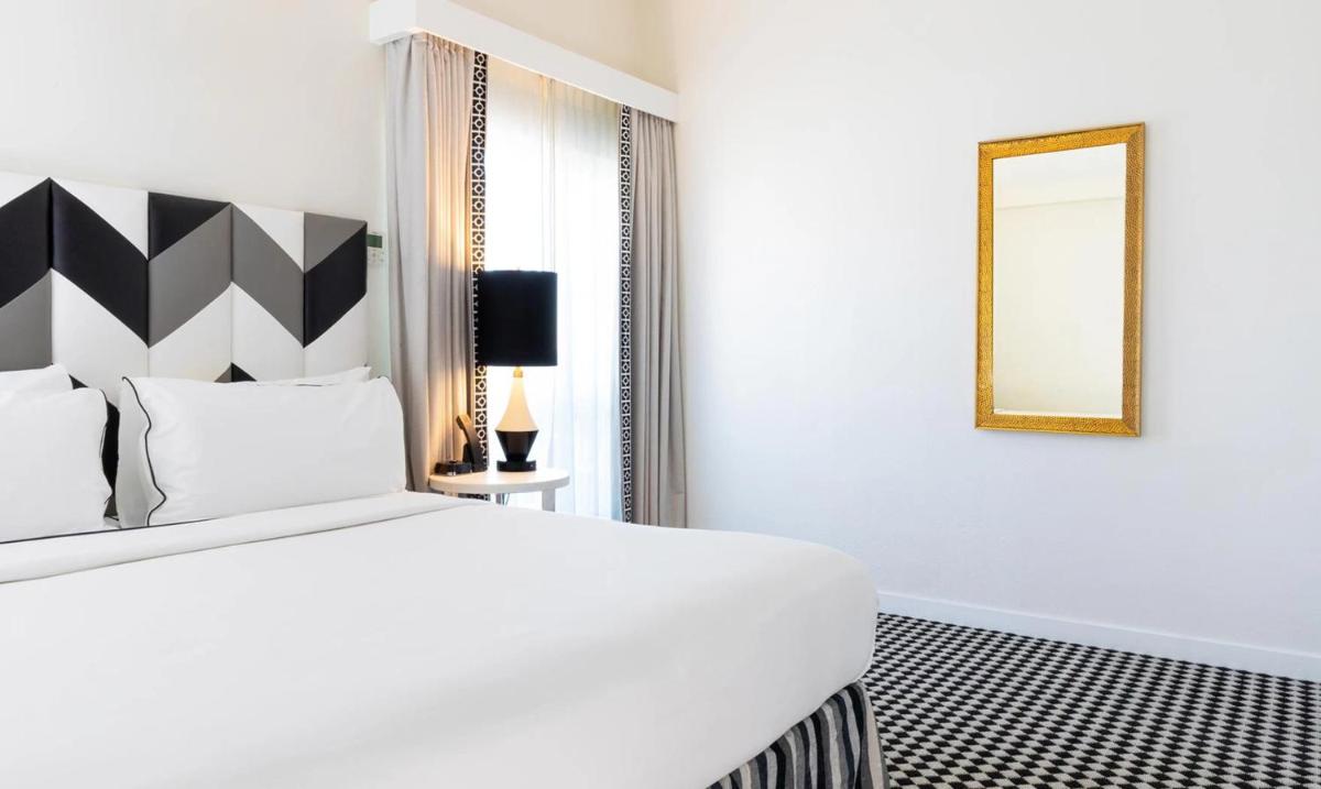 Chamberlain West Hollywood - Housity