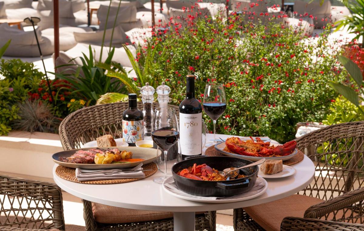Comida en o cerca de este hotel