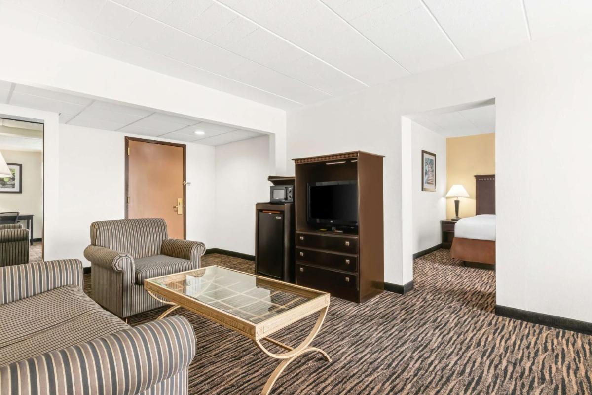Best Western Hazlet Inn - Housity