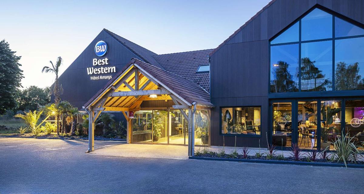 un bâtiment Best Western avec un restaurant dans l'établissement Best Western Amarys Hotel & Spa, à Rambouillet