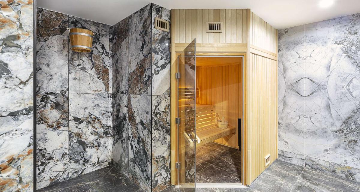 - une douche à l'italienne avec un banc dans l'établissement Best Western Amarys Hotel & Spa, à Rambouillet