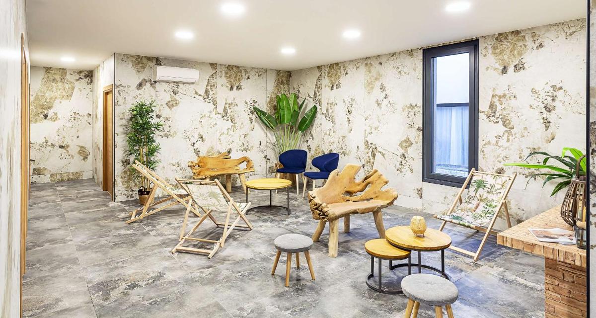 une pièce avec des chaises et des tables dans une pièce dans l'établissement Best Western Amarys Hotel & Spa, à Rambouillet