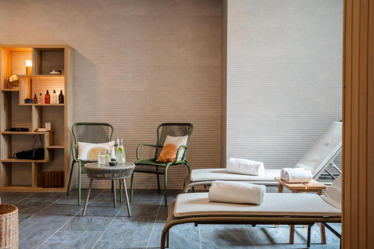 Coin salon dans l'établissement L'INVITATION AU VOYAGE - Hôtel & Spa