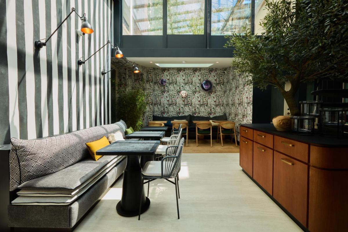Coin salon dans l'établissement Hôtel Hiro Paris