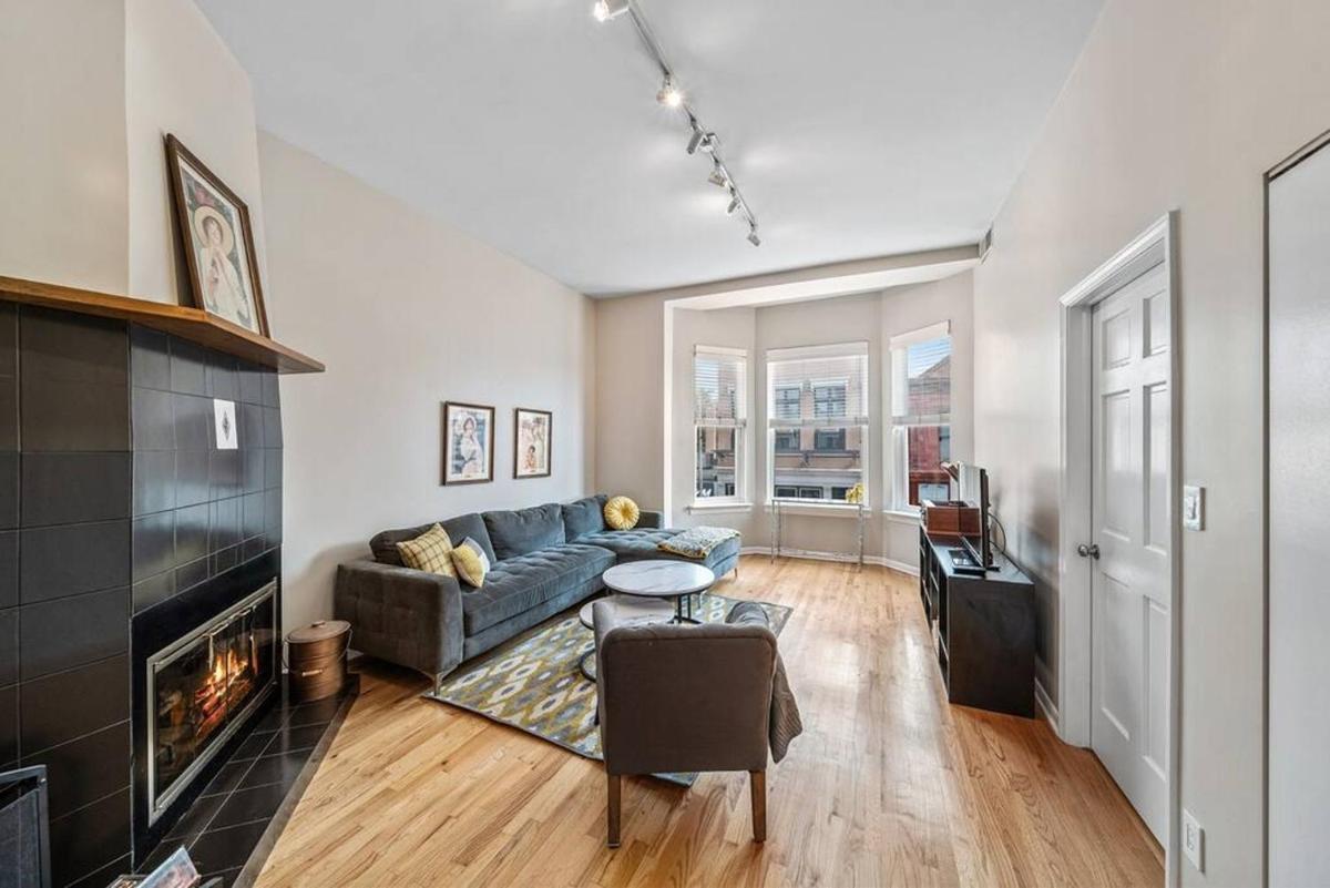 Lincoln Park 2 Bedroom Condo Wmid Century Flair - Housity