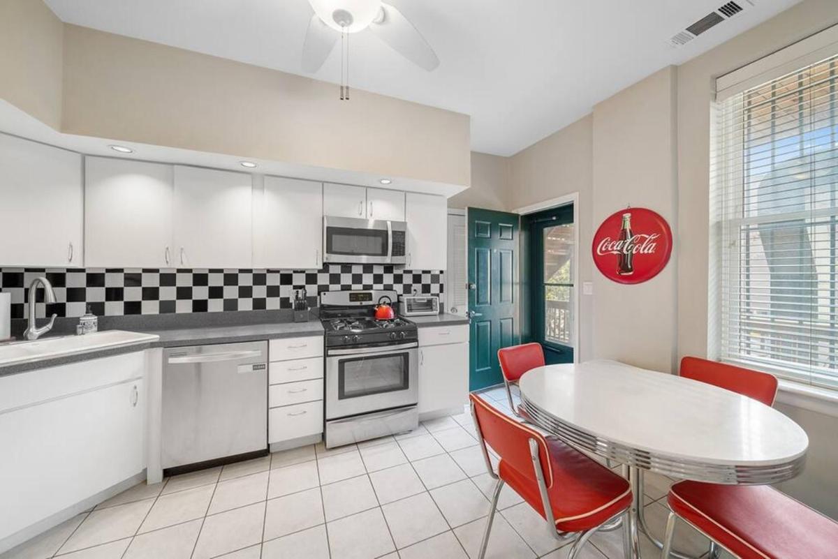 Lincoln Park 2 Bedroom Condo Wmid Century Flair - Housity