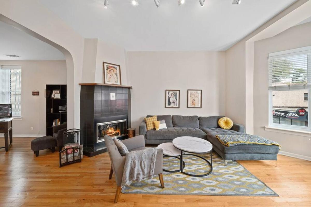 Lincoln Park 2 Bedroom Condo Wmid Century Flair - Housity