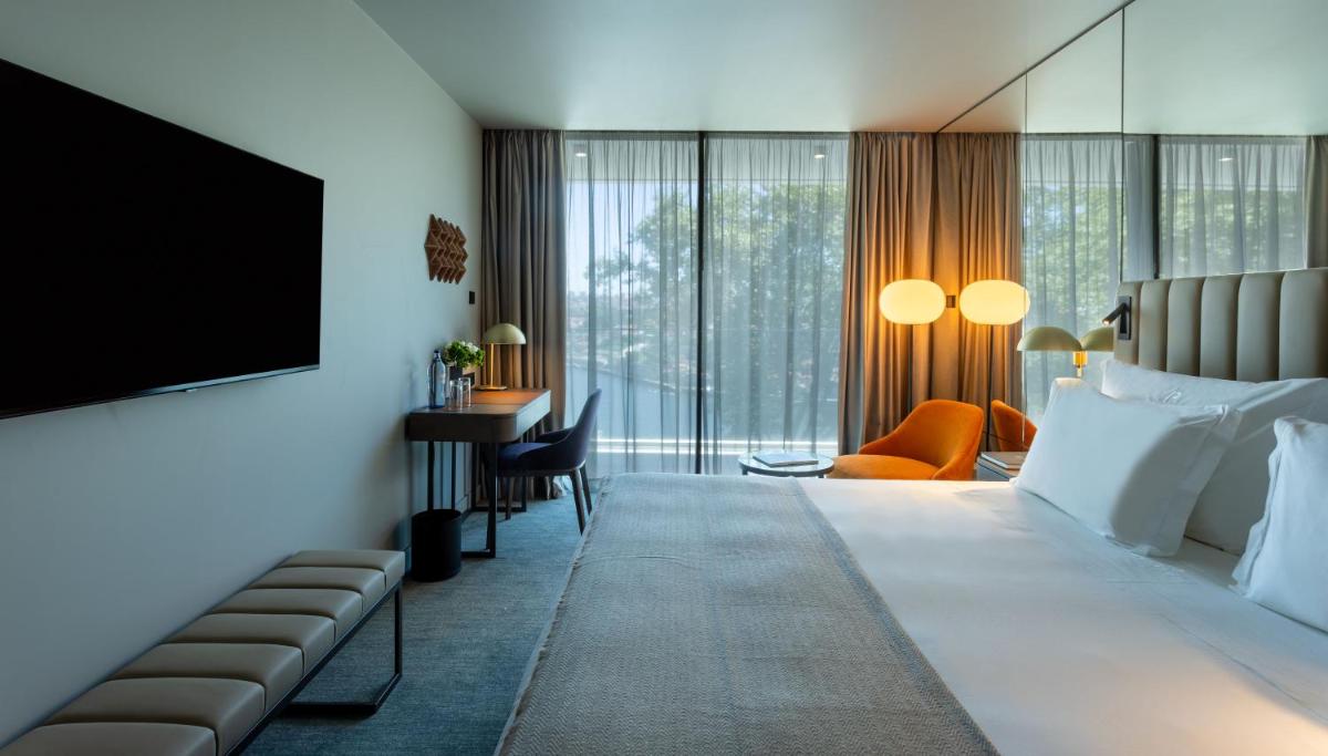 Uma cama ou camas num quarto em Altis Porto Hotel