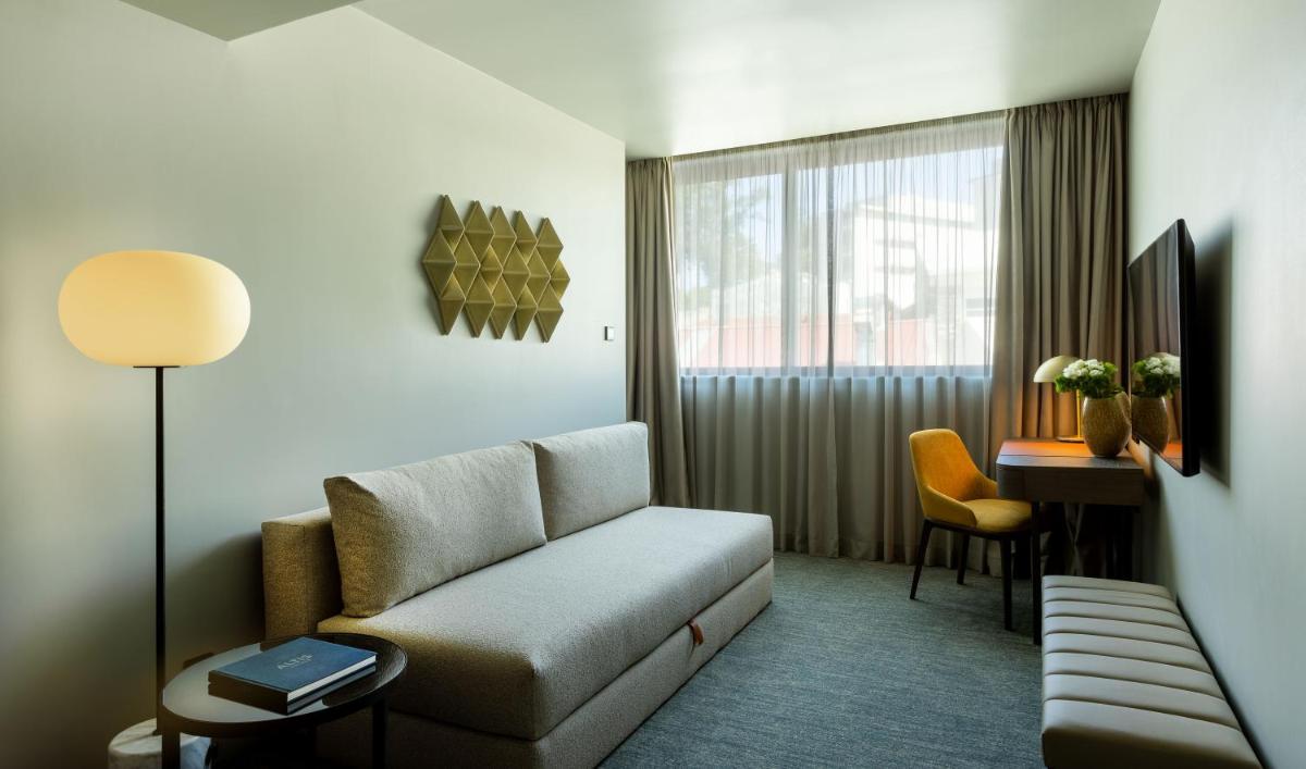 Uma área de estar em Altis Porto Hotel